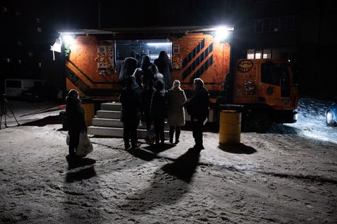 In Kiew stehen Bürger für warme Mahlzeiten Schlange, da es in vielen Häusern weder Strom noch Fernwärme gibt. Foto: Danylo Anton