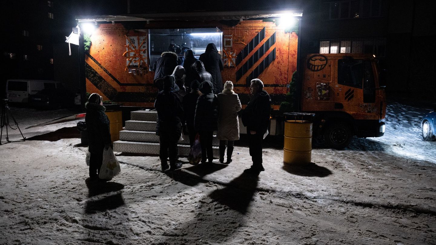 In Kiew stehen Bürger für warme Mahlzeiten Schlange, da es in vielen Häusern weder Strom noch Fernwärme gibt. Foto: Danylo Anton