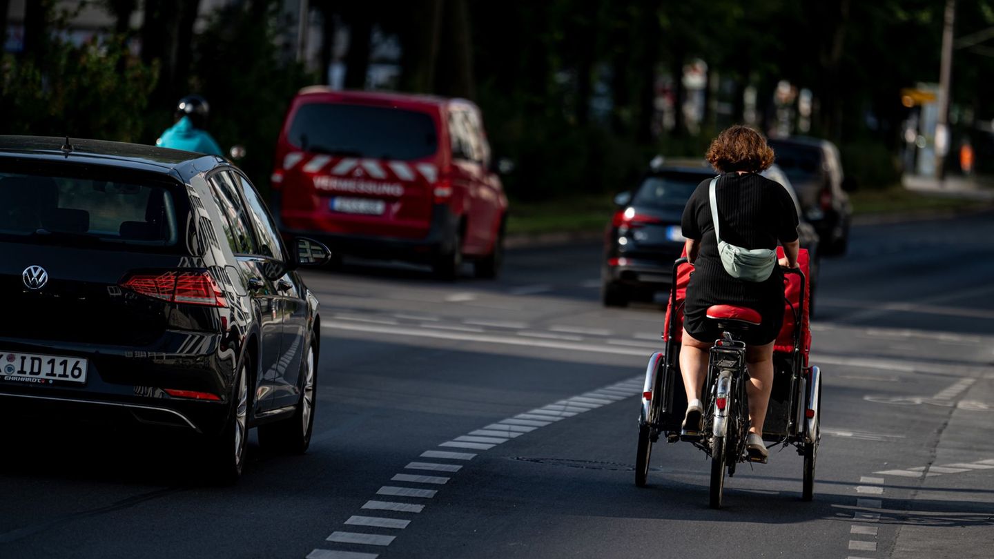 Lastenfahrräder sind teilweise ziemlich groß. (Symbolbild) Foto: Fabian Sommer/dpa