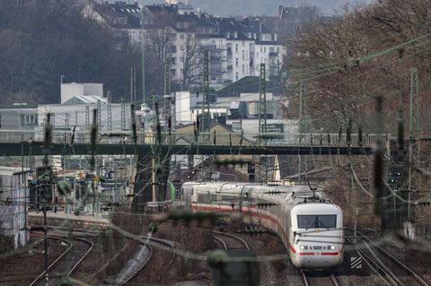Noch fahren ICE durch Wuppertal - während der Generalsanierung fahren gut fünf Monate lang alle Fernzüge einen Bogen um die Regi