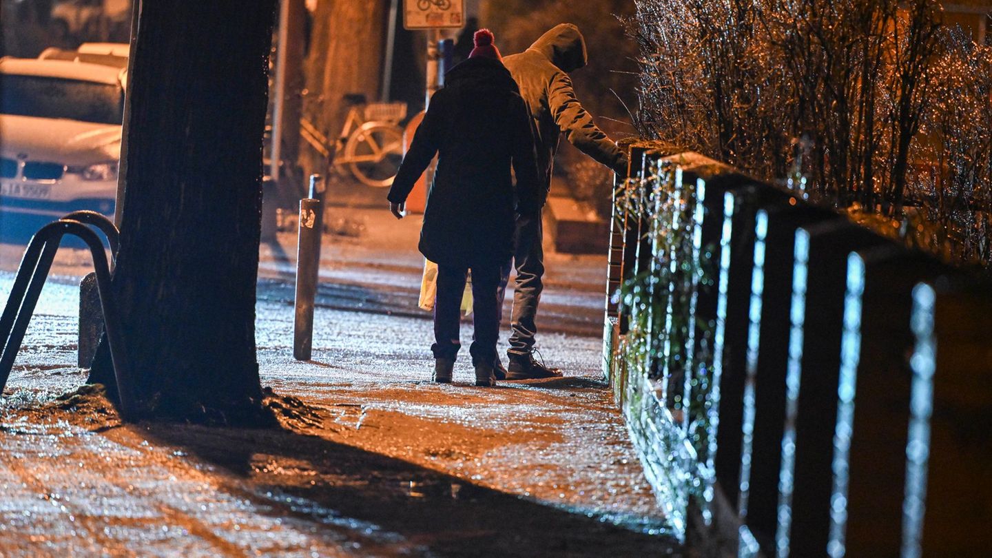 Insbesondere in der Hauptstadt gibt es laut Krankenhausgesellschaft viele Stürze wegen Glätte. (Archivbild) Foto: Jens Kalaene/d