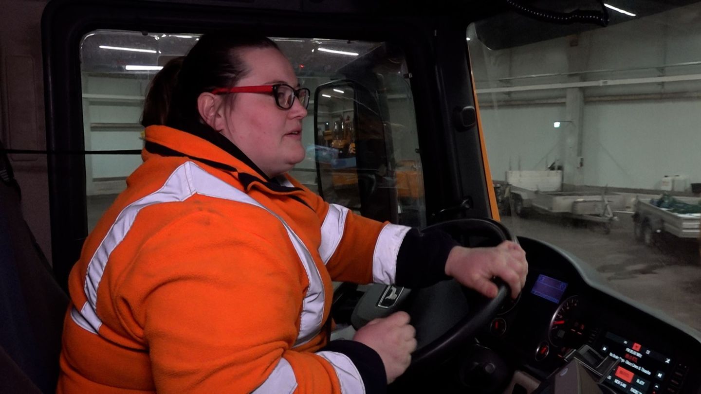 Alexandra Kurs-Weschke fährt in einer Halle mit einem Räumfahrzeug. Foto: Benjamin Müller/dpa