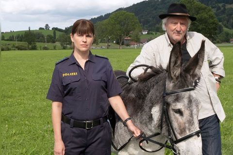 "Mein Vater, der Esel und ich": Tinka (Isabell Polak) bekommt überraschenden Besuch von Hartmut "Bonanza" Zeller (Günther Mari