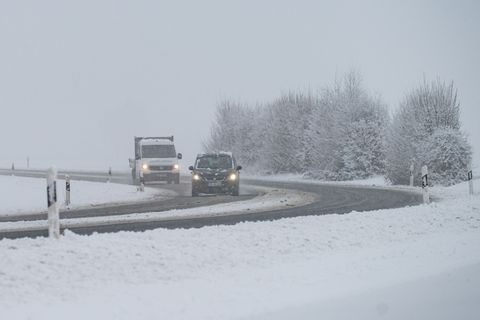 Das winterliche Wetter hält in Bayern auch am Freitag zunächst noch an. Foto: Armin Weigel/dpa