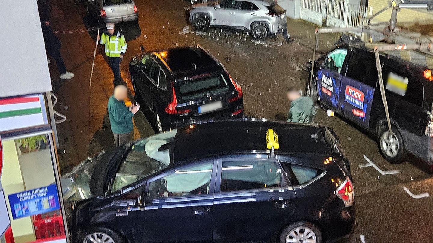 Bei dem Unfall entstand ein Schaden von mehr als Hunderttausend Euro. Foto: Andreas Rosar/dpa