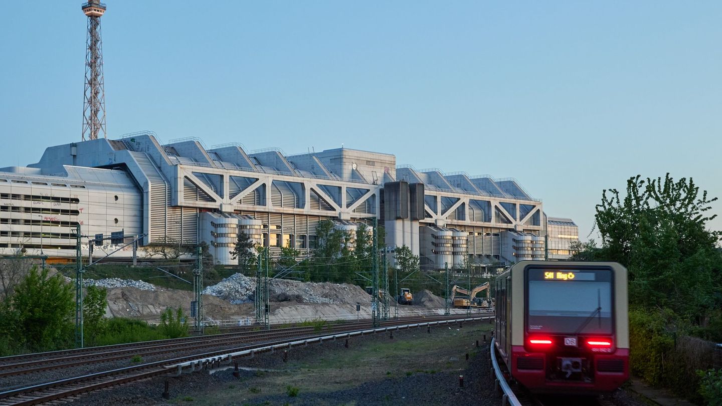 Am Morgen müssen Fahrgäste ein bisschen länger warten als gewohnt. (Archivbild) Foto: Joerg Carstensen/dpa