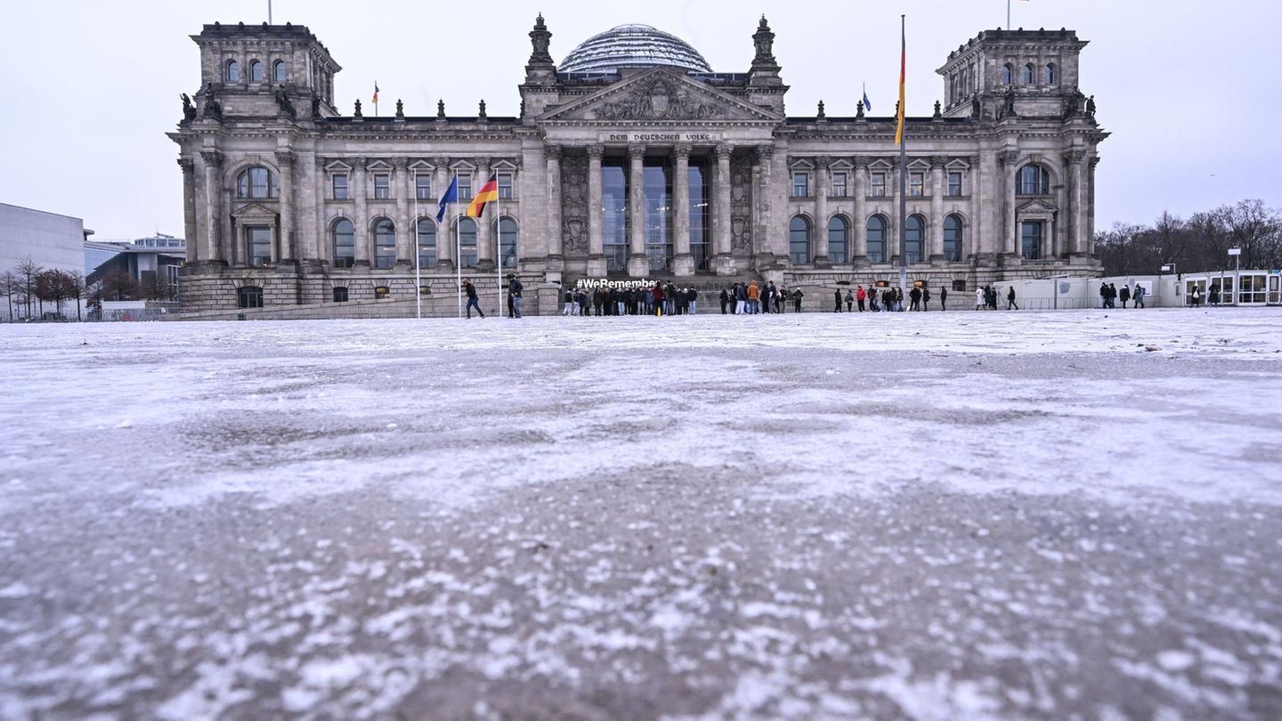 Fußgänger müssen auch am Wochenende vorsichtig durch Berlin laufen. Foto: Britta Pedersen/dpa