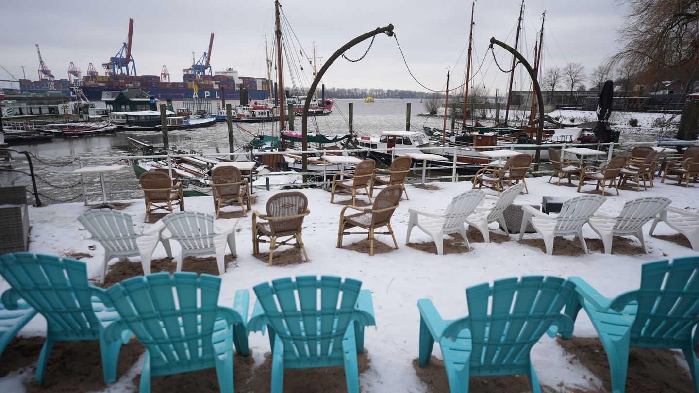 Schnee in Hamburg. In der Nacht ist noch einmal neuer Schnee dazu gekommen. Foto: Marcus Brandt/dpa