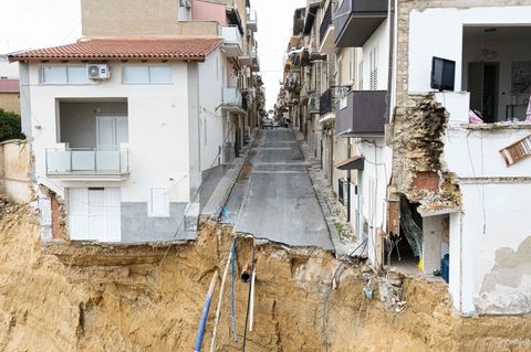 Gefährdete Häuser und beschädigte Straßen in dem vom Erdrutsch betroffenen Gebiet in Niscemi. Foto: Andrea Petrelli/IPA via ZUMA