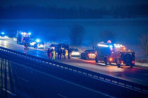 Zur Vorbeugung einer etwaigen Explosionsgefahr entschieden sich die Beamten für eine großräumige Sperrung. Foto: NEWS5 / Lars Ha