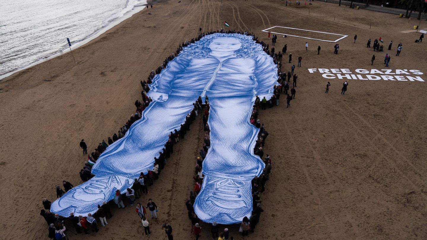 Aktivisten erinnern mit großem Bild an getötetes Kind aus Gaza
