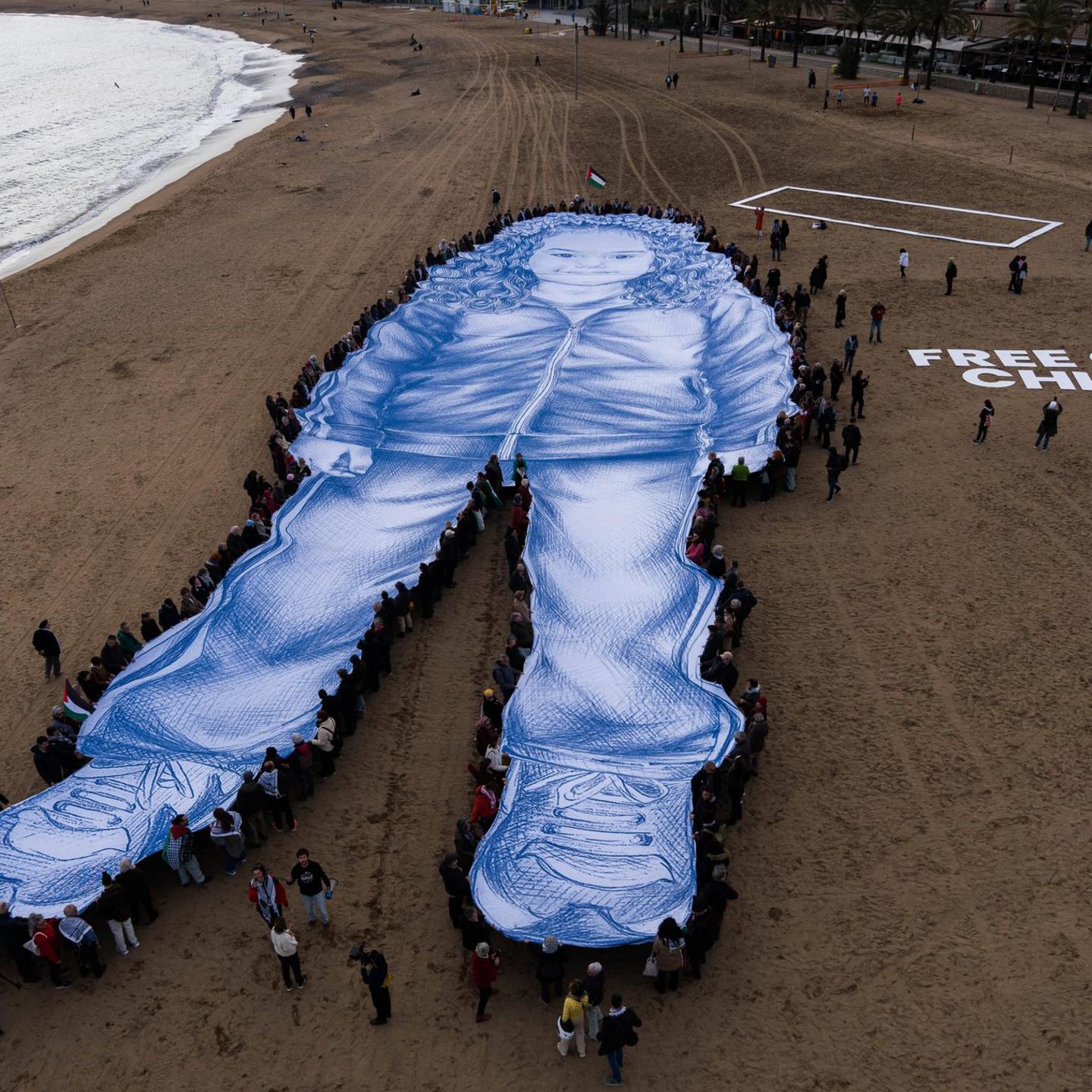 Aktivisten erinnern mit großem Bild an getötetes Kind aus Gaza