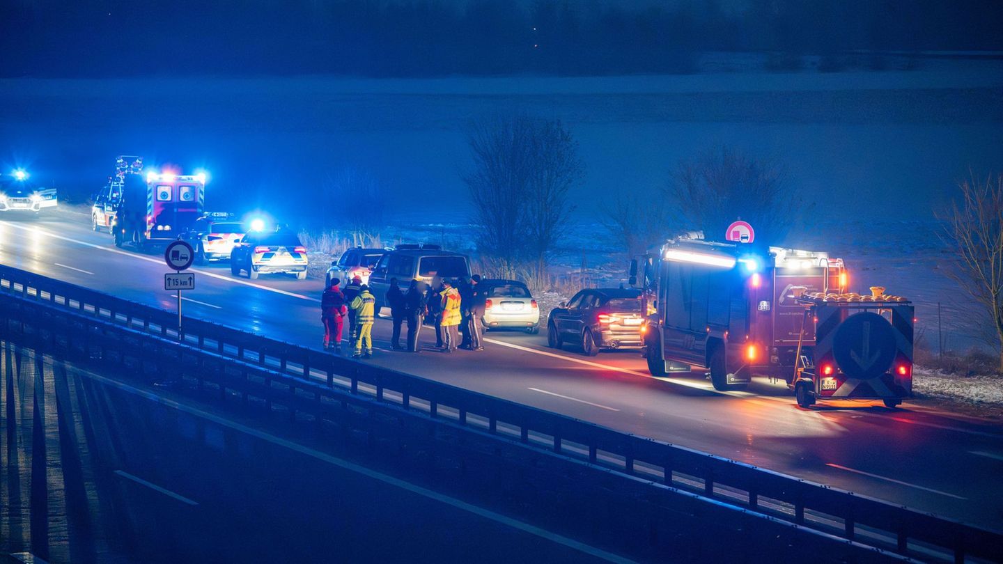 Die Polizei hat die A3 im Landkreis Regensburg in beide Richtungen gesperrt. Foto: NEWS5 / Lars Haubner/NEWS5/dpa