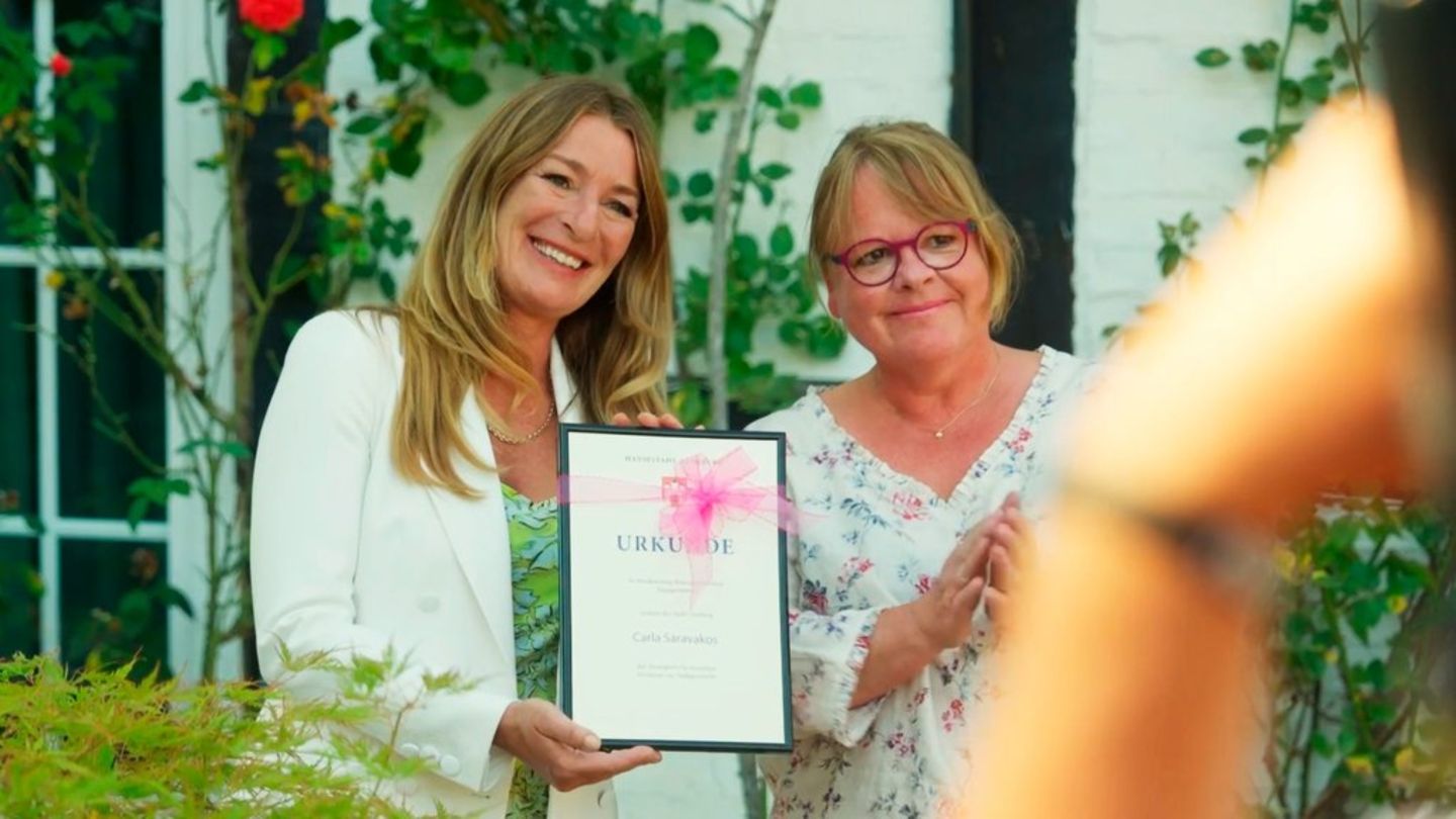 "Rote Rosen": Carla (l.) wird für ihre Verdienste um Katharina ausgezeichnet.