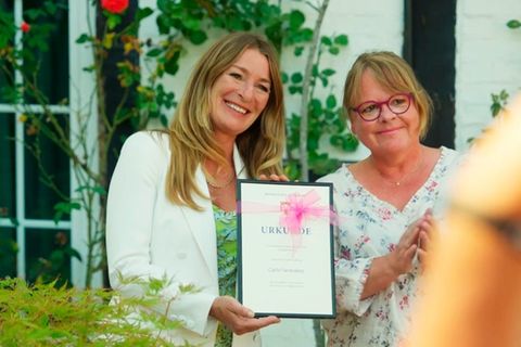"Rote Rosen": Carla (l.) wird für ihre Verdienste um Katharina ausgezeichnet.
