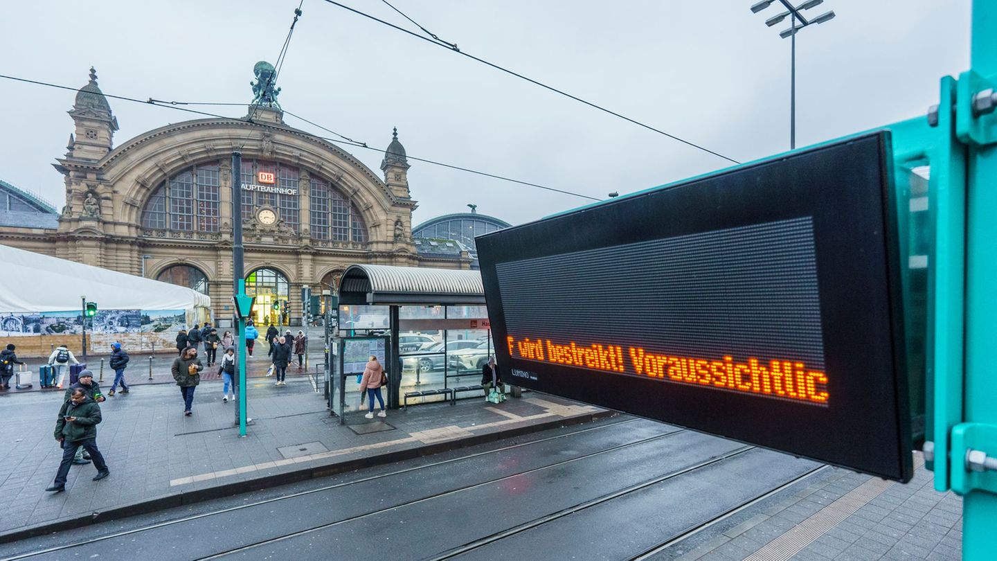 So könnte es am Frankfurter Hauptbahnhof bald wieder aussehen: Die Straßenbahnen sollen bestreikt werden. Foto: Andreas Arnold/d