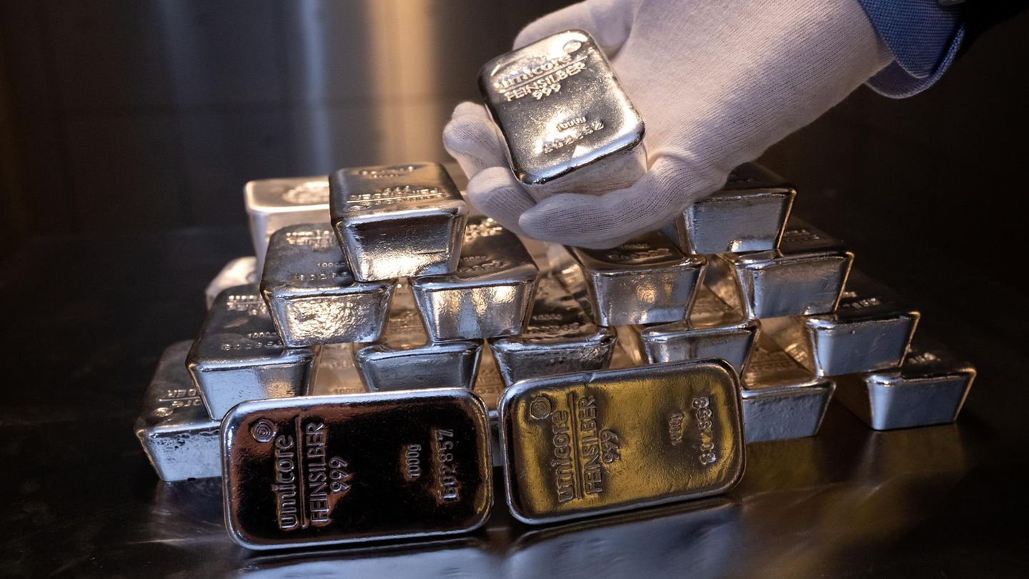 Silberbarren in unterschiedlicher Größe liegen beim Edelmetallhändler Pro Aurum in einem Tresor auf einem Tisch