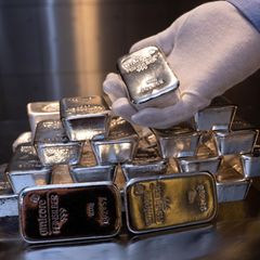 Silberbarren in unterschiedlicher Größe liegen beim Edelmetallhändler Pro Aurum in einem Tresor auf einem Tisch