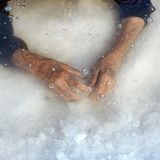 In das seichte Wasser des fast ausgetrockneten Urmia-Sees tauchen die Hände einer älteren Frau, es ist die Großmutter der Fotografin Solmaz Daryani. Die Haut ist vom Leben gezeichnet, der See vom Klimawandel. In das einst größte Binnengewässer des Irans hätte noch in den 1990er Jahren der Bodensee neunmal hineingepasst. Heute bleibt vielerorts nur eine kristalline Kruste und flaches Restwasser zurück. Die Geste der Großmutter ist unscheinbar und zugleich tief: ein Prüfen, Tasten, vielleicht ein Erinnern an Zeiten, in denen der See noch ein Ort des Badens, der Erholung und des Alltags war. Und so verbindet das Bild eine persönliche Geschichte mit einer ökologischen Tragödie