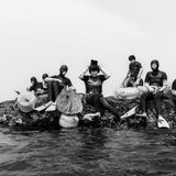 In der südkoreanischen Provinz Jeju arbeiten die Haenyeo: Taucherinnen, die sich ohne Sauerstoffflaschen in die blaue Tiefe begeben. Der Moment vor dem Abtauchen wirkt ruhig: Die Frauen sitzen auf dem Fels, prüfen Netze, Flossen und Masken, sammeln Kraft. Doch ihr Handwerk verlangt Härte und Präzision. Unter Wasser halten sie minutenlang die Luft an, navigieren durch Strömungen, lesen das Meer und ernten Seeohren, Seeigel oder Algen. Das charakteristische Pfeifen beim Auftauchen, "Sumbisori" genannt, ist zugleich Atemtechnik und Lebensversicherung. Seit Jahrhunderten wird das Wissen weitergegeben; heute ist es bedroht, durch Überfischung, den Klimawandel und das zunehmend hohe Alter vieler Taucherinnen. In diesem Porträt sammelt sie sich, die ganze Konzentration einer Kultur, die vom Rhythmus des Ozeans lebt