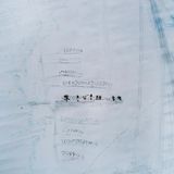 In Uummannaq, einer Siedlung im Nordwesten Grönlands, ritzen Kinder Worte ins Meereis. Die Begriffe stammen aus dem Kalaallisut, dem westgrönländischen Dialekt, der für seine Fähigkeit bekannt ist, komplexe Veränderungen in langen zusammengesetzten Wörtern zu fassen. Während das Eis früher monatelang als sichere Verkehrsfläche galt, wird es heute dünner, poröser, unberechenbarer. Die Kinder verwenden Sprache, um das Unfassbare zu vermessen: neue Begriffe für neues Wissen, neue Risiken, neue Gefühle. In diesem Bild werden das Schmelzen und die Unsicherheit sichtbar. Nicht durch Daten oder Karten. Dafür aber durch eine junge Generation, die versucht, einer verändernden Welt Bedeutung zu geben