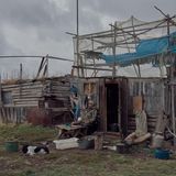 In der russischen Arktis sitzt Fedor Samotishchuk vor einer hölzernen Hütte und säubert seinen Fang. Hinter ihm, in einer Holzhütte, spannt sich eine Art Obergeschoss. Dort hängt Weißfisch unter Netzen, geschützt vor den Schnäbeln hungriger Vögel. Fedor Samotishchuk kommt aus dem nahegelegenen Chersky und besucht seine Eltern Nina und Nikolai Samotishchuk. Wie so oft hat er Vorräte mitgebracht und hilft bei der Jagd und Fischerei. Zwischen dem Grau des Himmels, dem endlosen Tundragras und dem Duft von Rauch entfaltet sich ein Bild des arktischen Alltags, in dem harte Arbeit, Familie und Tradition ineinandergreifen