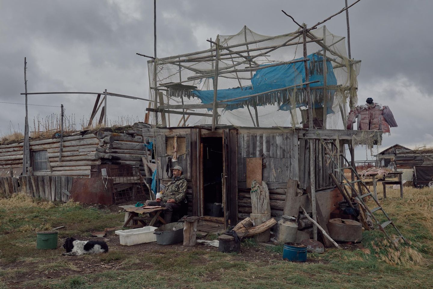 In der russischen Arktis sitzt Fedor Samotishchuk vor einer hölzernen Hütte und säubert seinen Fang. Hinter ihm, in einer Holzhütte, spannt sich eine Art Obergeschoss. Dort hängt Weißfisch unter Netzen, geschützt vor den Schnäbeln hungriger Vögel. Fedor Samotishchuk kommt aus dem nahegelegenen Chersky und besucht seine Eltern Nina und Nikolai Samotishchuk. Wie so oft hat er Vorräte mitgebracht und hilft bei der Jagd und Fischerei. Zwischen dem Grau des Himmels, dem endlosen Tundragras und dem Duft von Rauch entfaltet sich ein Bild des arktischen Alltags, in dem harte Arbeit, Familie und Tradition ineinandergreifen