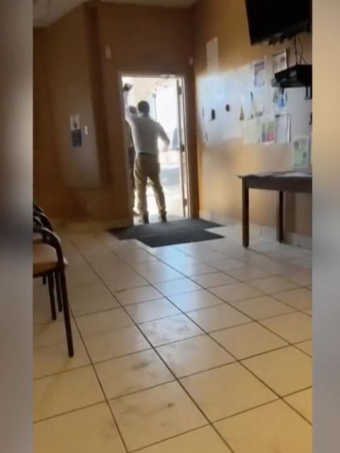 Ein ICE-Agent versucht in ein Konsulat einzudringen.