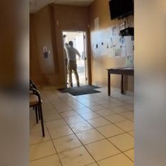 Ein ICE-Agent versucht in ein Konsulat einzudringen.