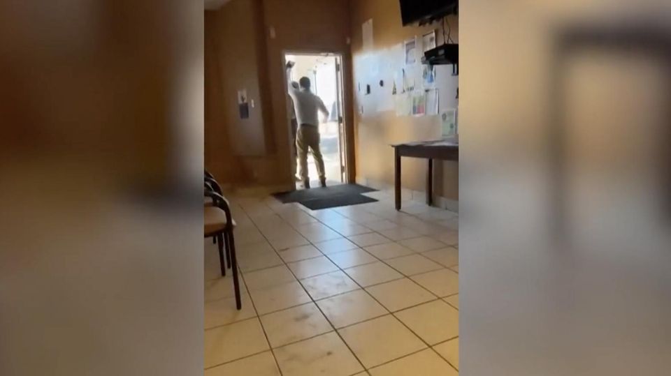 Ein ICE-Agent versucht in ein Konsulat einzudringen.