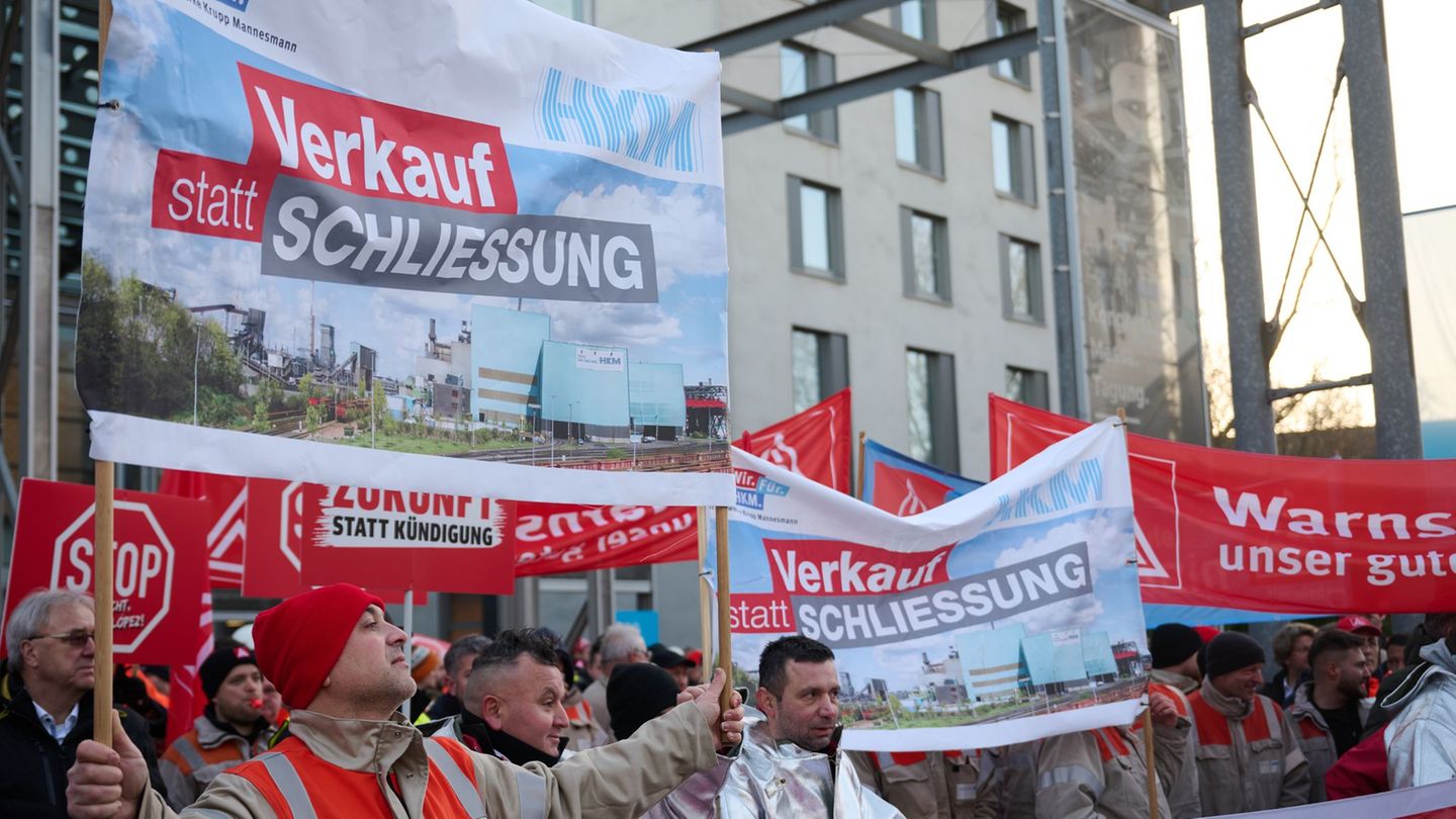 Mehrere hundert Beschäftigte von Thyssenkrupp und HKM haben vor der Hauptversammlung von Thyssenkrupp einen Verzicht auf eine Di