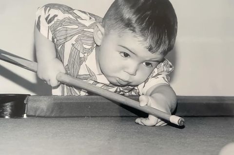 Jude Owens spielt Snooker.