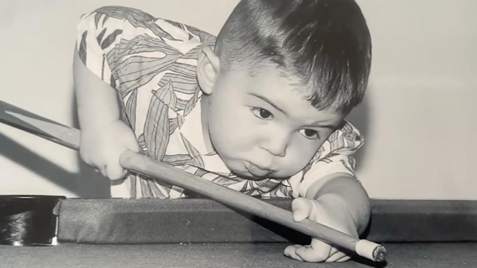 Jude Owens spielt Snooker.