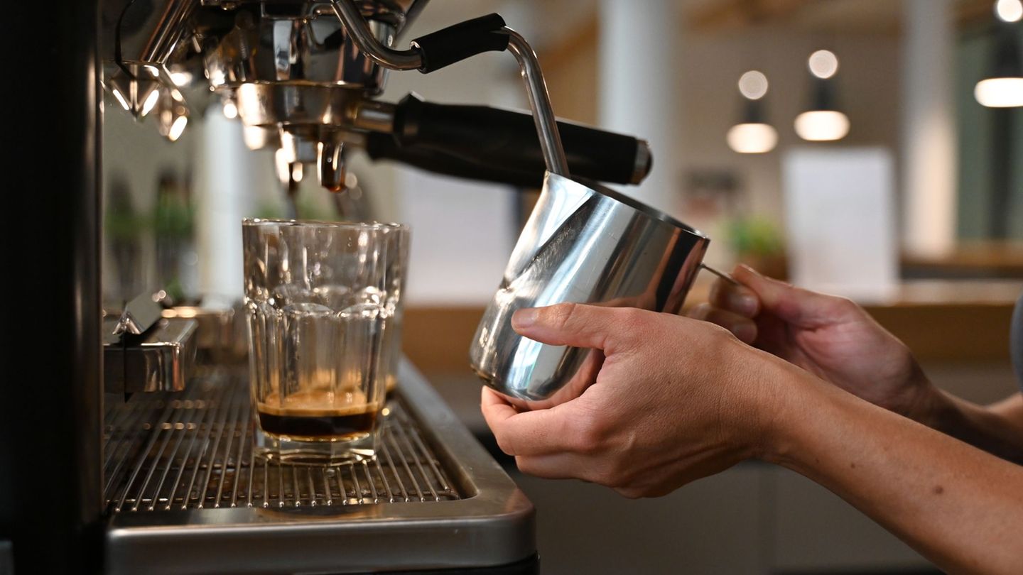 Viele Dienstleistungsunternehmen blicken zu Jahresbeginn vorsichtiger auf die kommenden Monate (Symbolbild) Foto: Elisa Schu/dpa