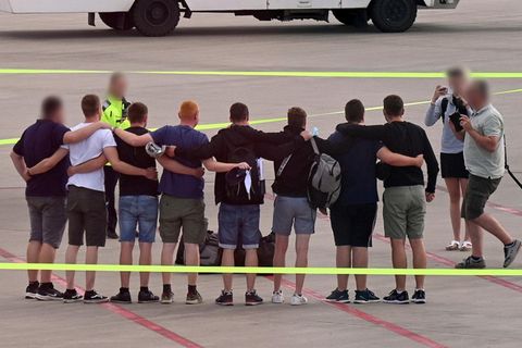 Die acht Kegelbrüder nach ihrer Rückkehr  von Mallorca im Sommer 2022 auf dem Flughafen Münster-Osnabrück