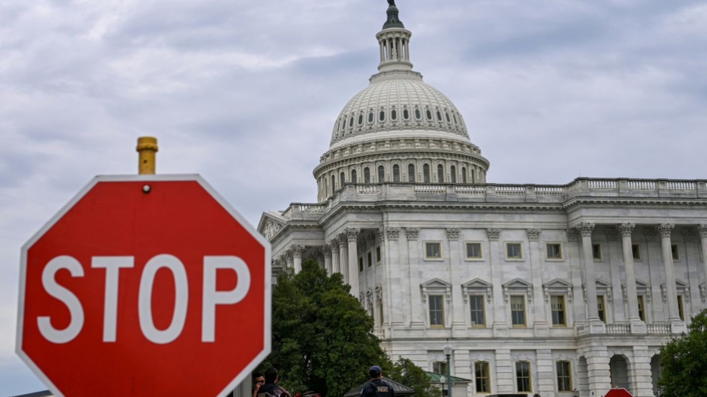 Ein Stop-Schild vor dem US-Kapitol