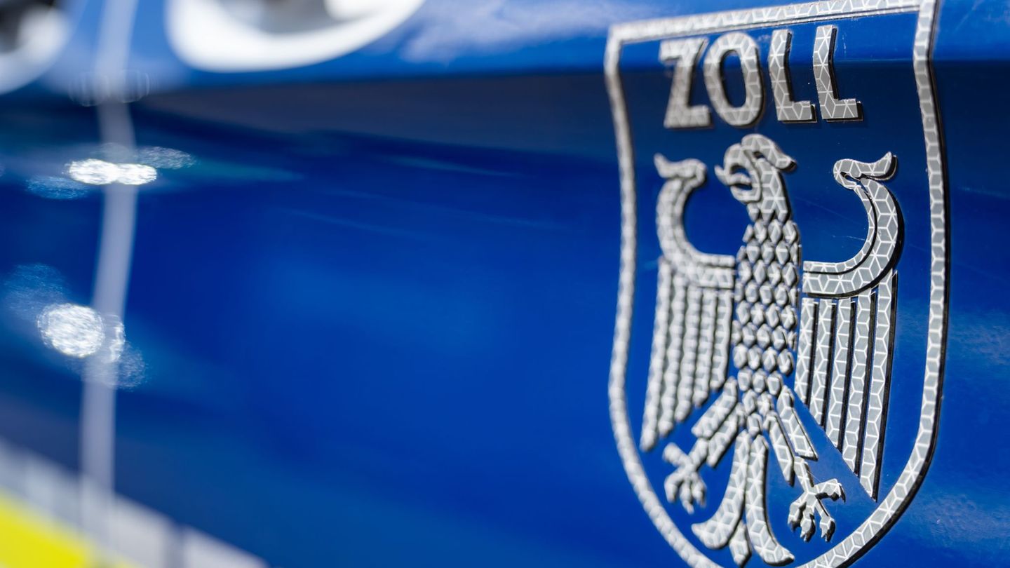 Einsatzkräfte der Finanzkontrolle Schwarzarbeit des Hauptzollamts Frankfurt (Oder) decken Fälle illegaler Beschäftigung auf. (Sy