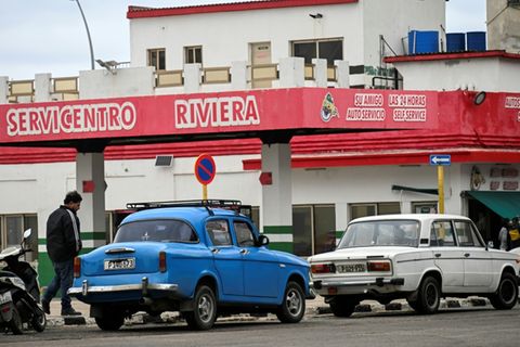 Warteschlange vor Tankstelle in Kuba