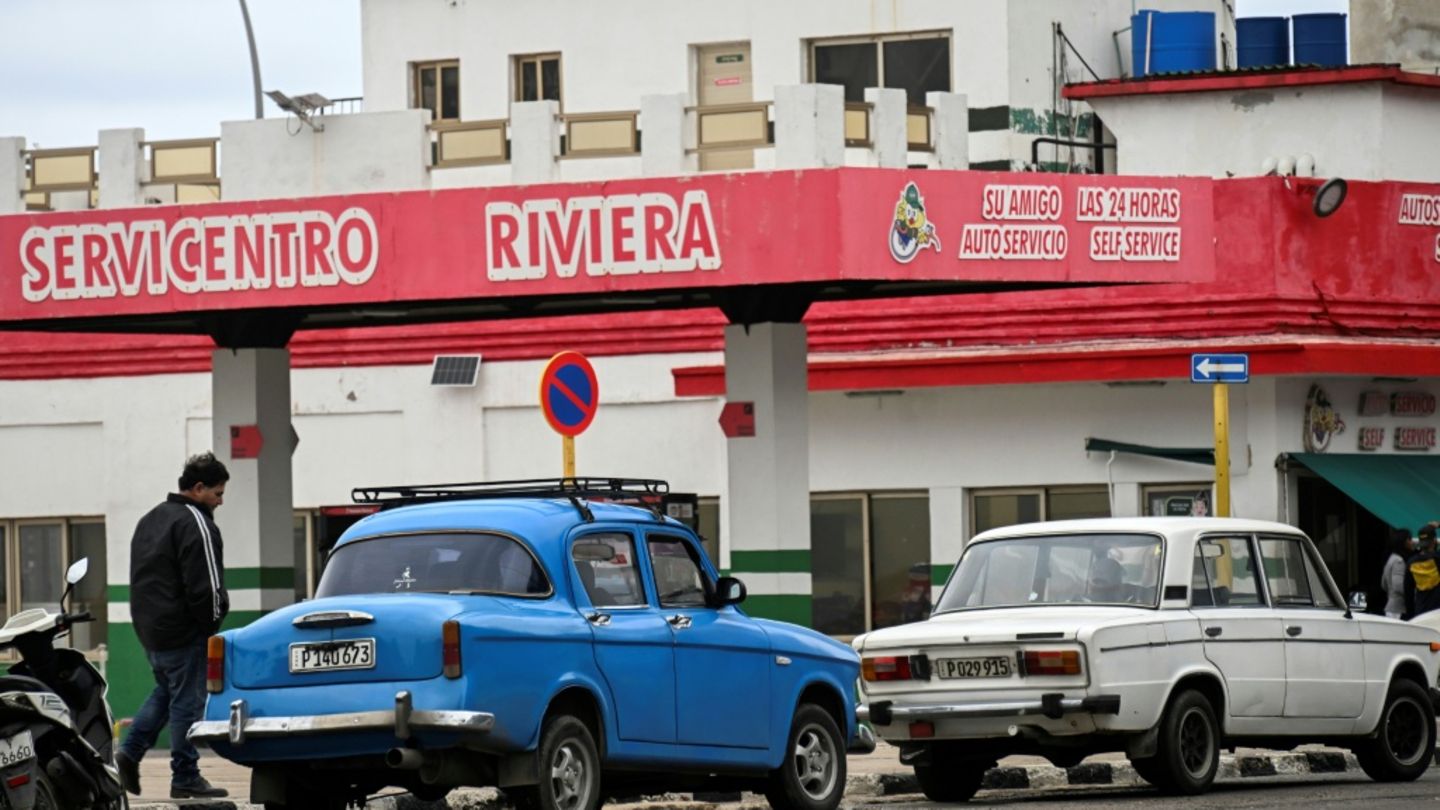 Warteschlange vor Tankstelle in Kuba