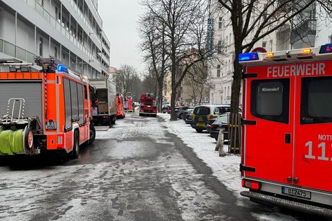Die Feuerwehr hat ein Einkaufszentrum wegen eines Brandes geräumt. Foto: Ralf Schneider/dpa