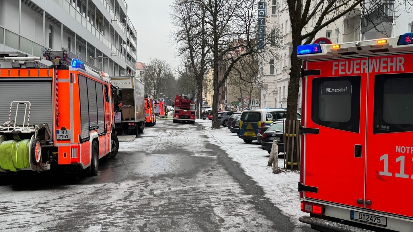 Die Feuerwehr hat ein Einkaufszentrum wegen eines Brandes geräumt. Foto: Ralf Schneider/dpa