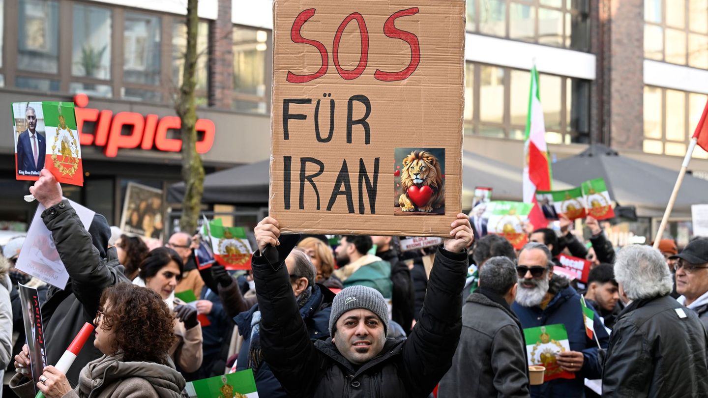 Erneut werden in Düsseldorf zahlreiche Menschen für Freiheit im Iran demonstrieren. (Archivbild) Foto: Roberto Pfeil/dpa