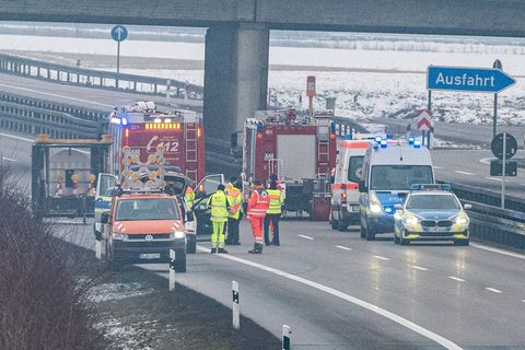 Die Autobahn 3 wurde nach dem Fund in beide Richtungen gesperrt. Foto: Armin Weigel/dpa