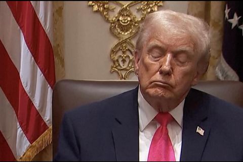 Donald Trump schläft.