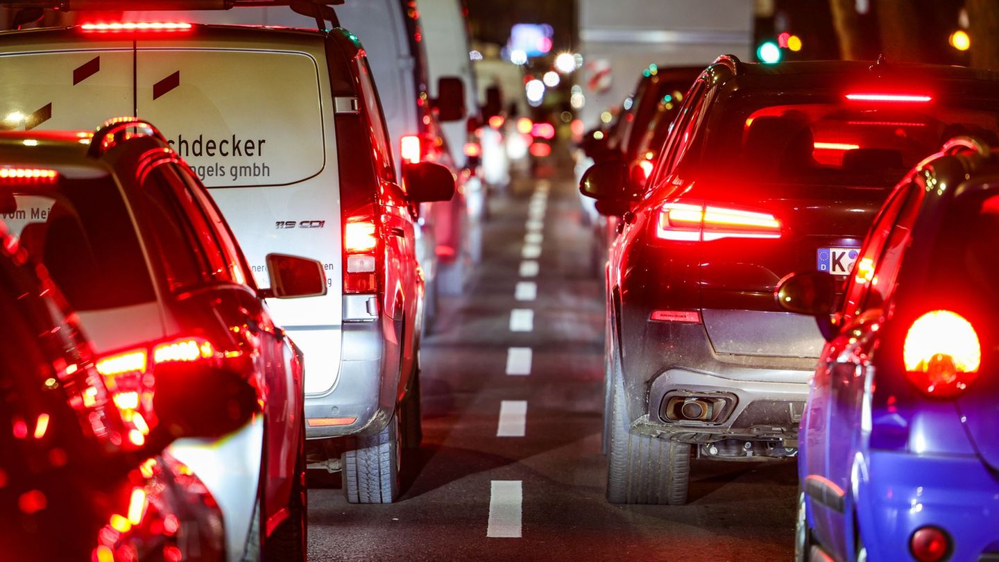 Pendler in NRW verlieren laut Verkehrsindex immer mehr Zeit im Stau. (Symbolbild) Foto: Christoph Reichwein/dpa