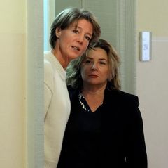 Während der Unterbrechung der Verhandlungen steht Christina Block im Landgericht Hamburg