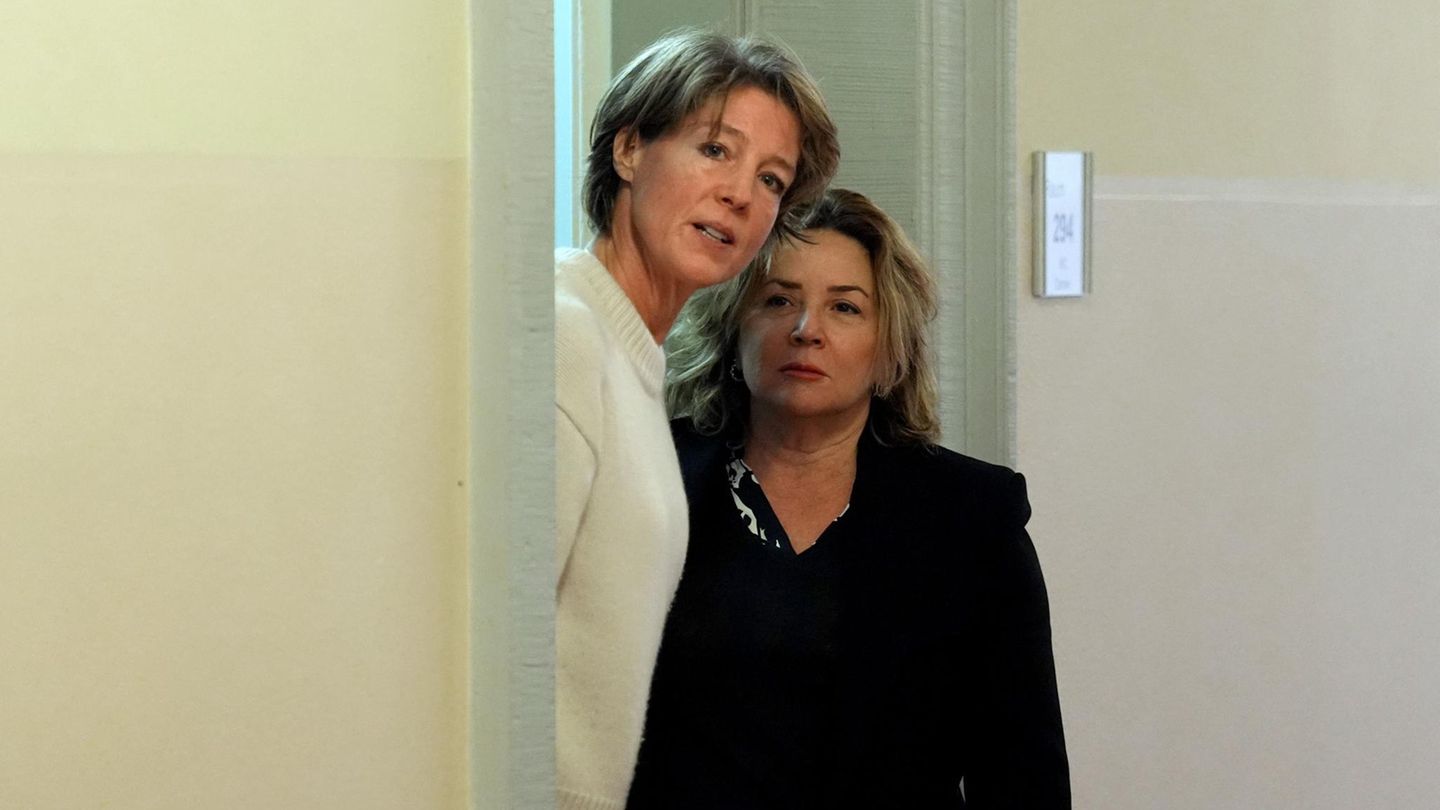 Während der Unterbrechung der Verhandlungen steht Christina Block im Landgericht Hamburg