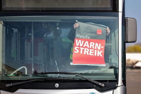 Am Montag müssen sich Fahrgäste von Bussen und Straßenbahnen auf Ausfälle einstellen. (Archivbild) Foto: Jan Woitas/dpa