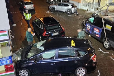 Bei dem Unfall entstand ein Schaden von mehr als Hunderttausend Euro. Foto: Andreas Rosar/dpa