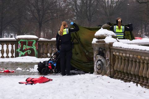 Mitte Januar war ein mutmaßlich obdachloser Mann tot auf der Lombardsbrücke gefunden worden. (Archivbild) Foto: Marcus Golejewsk